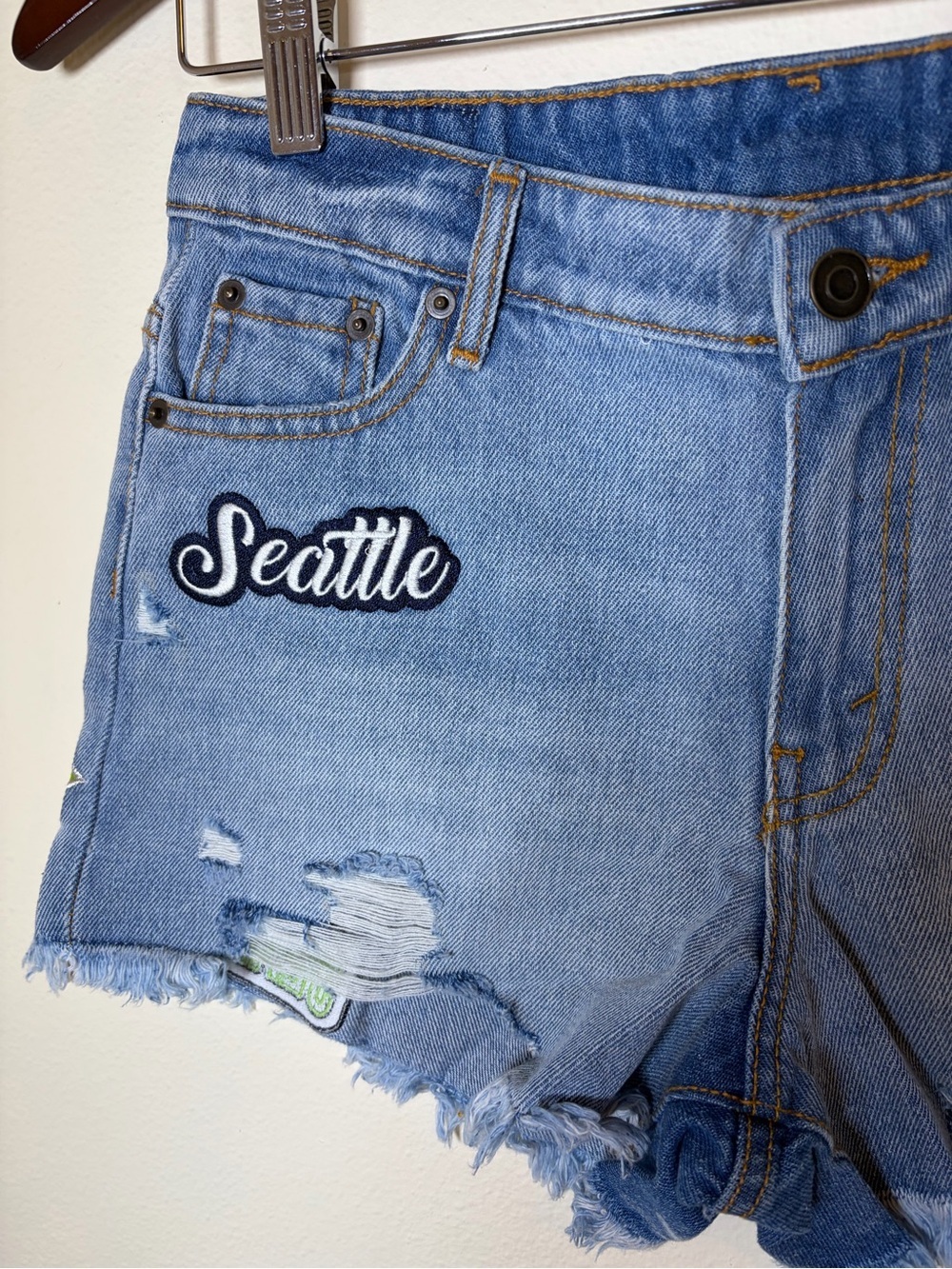 FOCO Seattle Seahawks Distressed Denim Shorts NFL Team Apparel Medium - Picture 4 of 9
